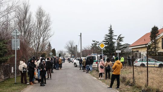 V Miloslavove sa v súvislosti s bitkou spred týždňa zišlo 200 ľudí. Policajti uzavreli ulicu