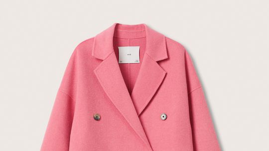 Dámsky dvojradový kabát z dielne značky Mango....