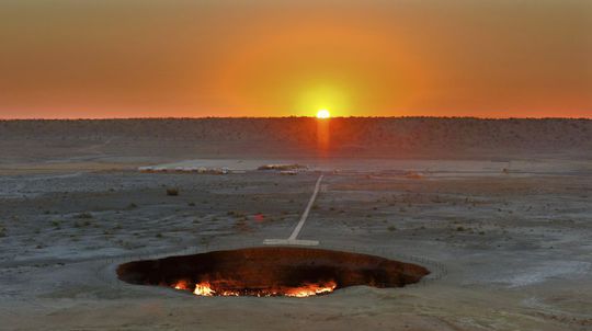 Požiar krátera s názvom „Brány pekla“ vidno...