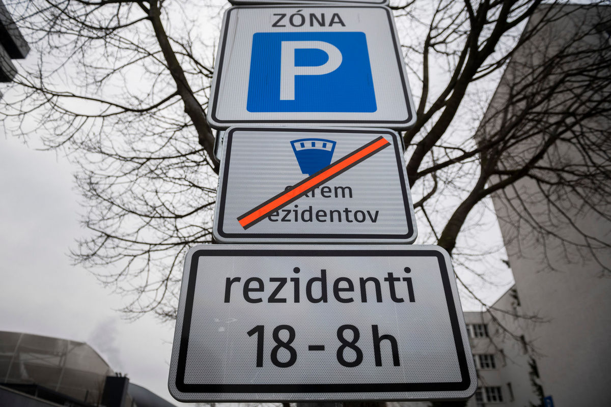Na snímke vyhradené parkovanie pre rezidentov...