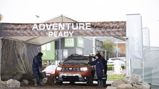 Dacia - špinička áut Mud Wash 2022