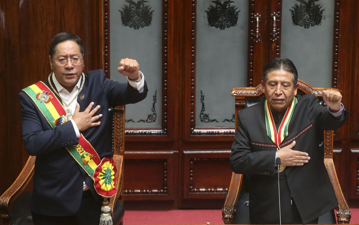 Bolívijský prezident Luis Arce (vľavo) a...