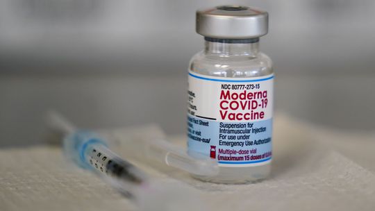 Proti koronavírusu treba nové vakcíny, tvrdí WHO