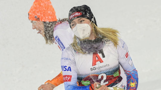 Mikaela Shiffrinová with Petra Vlhová after slalom ...