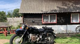 Motocykel pred domom
