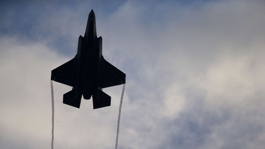 Čísla hovoria jasne, útok na Irán bol masívny. Izrael zasiahol viac ako sto cieľov, nasadil 200 stíhačiek, cielil aj na jadrovú elektráreň 