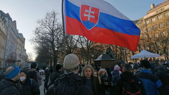 Stovky ľudí protestovali v Bratislave proti obrannej dohode s USA
