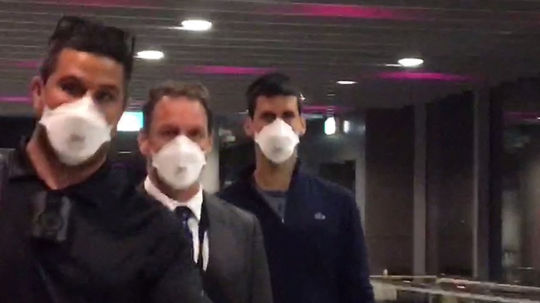 Novak Djokovic wird vom Sicherheitsdienst begleitet ...