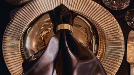 Stôl prestretý v štýle glamour, westwingnow.sk.