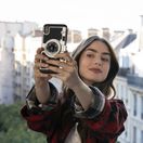 Lily Collins, účesy, rozličné podoby