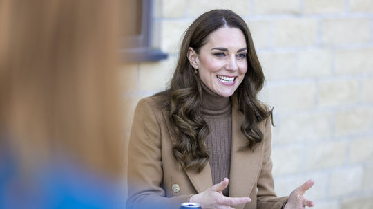 Vojvodkyňa Kate z Cambridge počas návštevy...