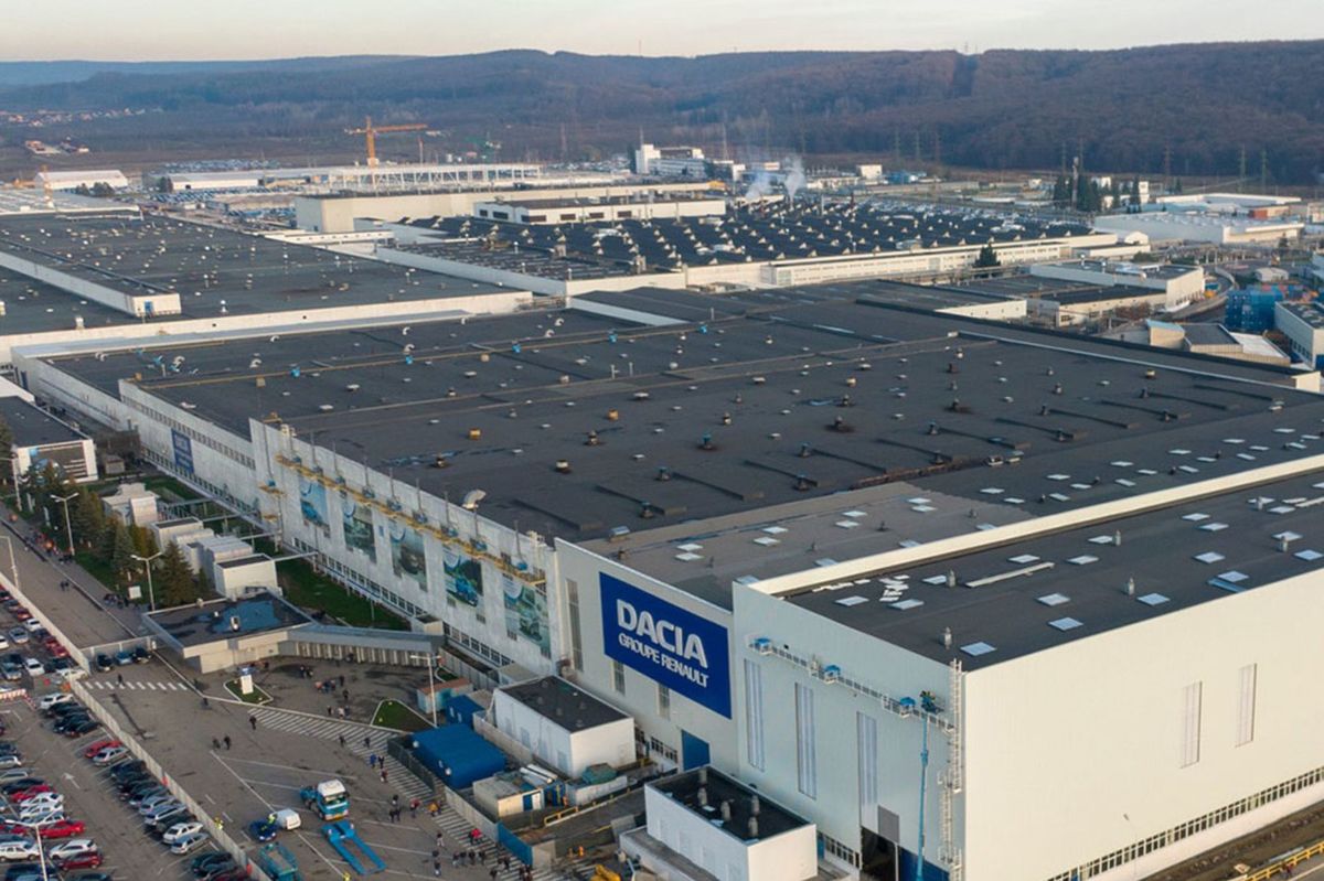 Dnes zamestnáva závod viac ako 10 000 pracovníkov.
