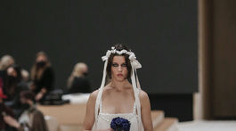 Modelka na prehliadke Chanel Haute Couture Jar/Leto 2022 v Paríži. 