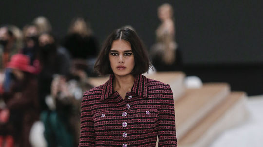 Modelka na prehliadke Chanel Haute Couture...