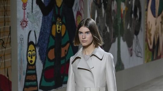 Modelka na prehliadke Dior Haute Couture...