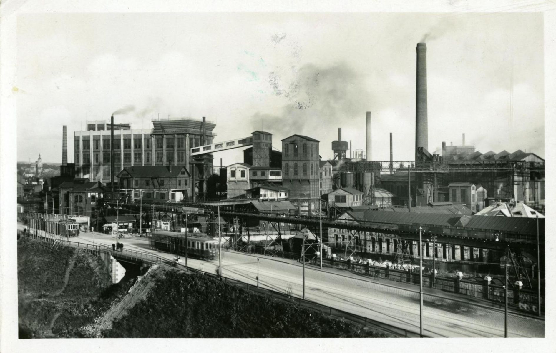 Dobová snímka zobrazujúca industriálnu Ostravu.