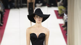 Modelka na prehliadke Alexis Mabille Haute Couture Jar/Leto 2022.