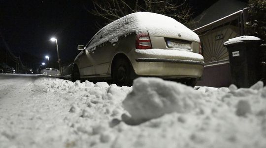 Na Slovensko plnou silou udrie zima, SHMÚ vydal viacero výstrah