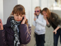 dieťa, mobil, šikana, agresia, výsmech, škola, deti