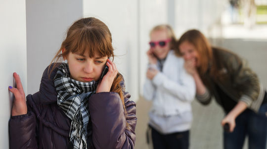 dieťa, mobil, šikana, agresia, výsmech, škola,...