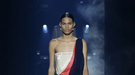 Modelka v kreácii z kolekcie Fendi Haute Couture Jar/Leto 2022