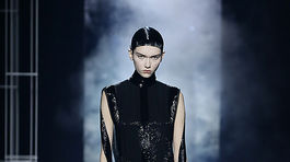 Modelka v kreácii z kolekcie Fendi Haute Couture Jar/Leto 2022