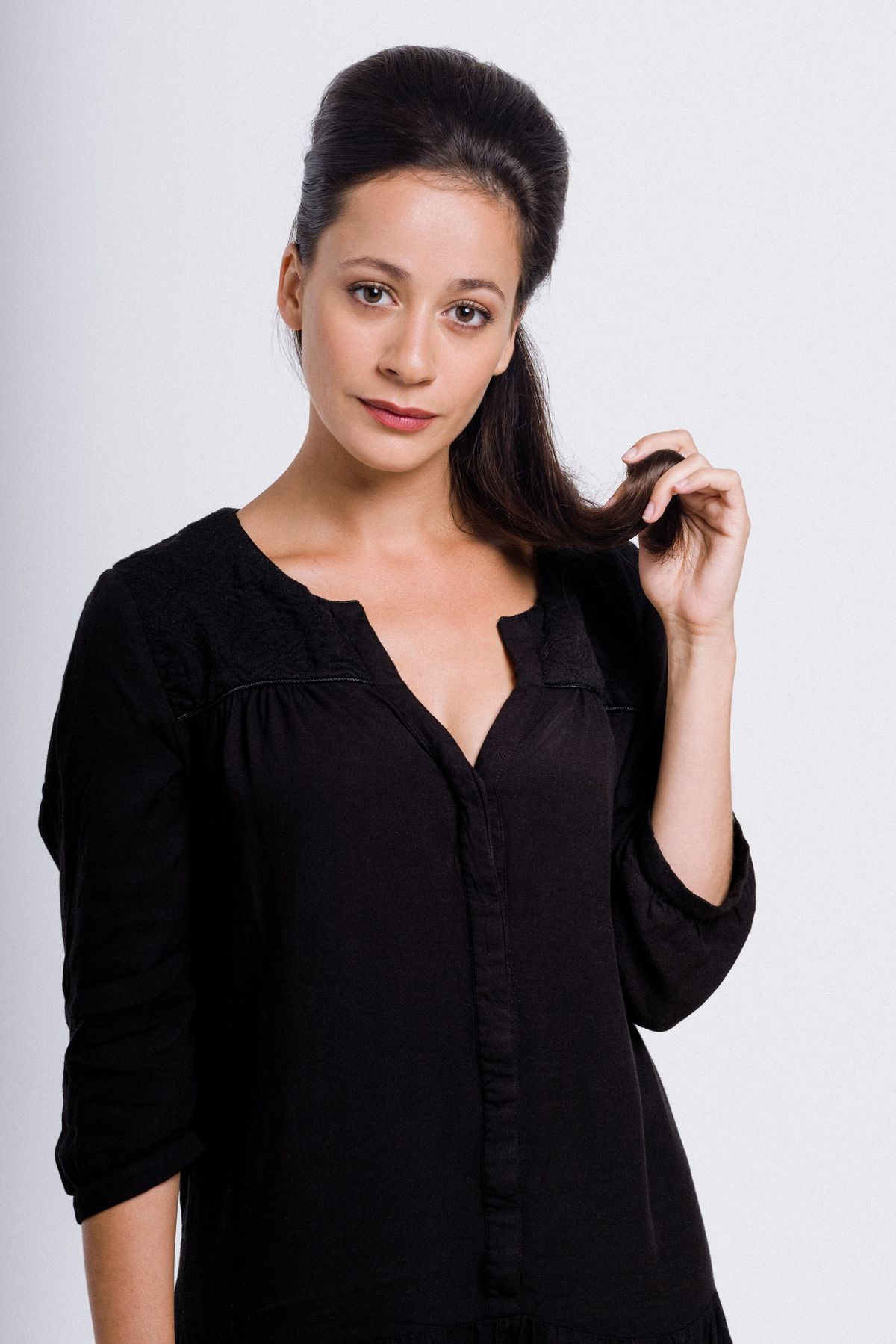 Angelika Sbouli na propagačnej snímke k seriálu...