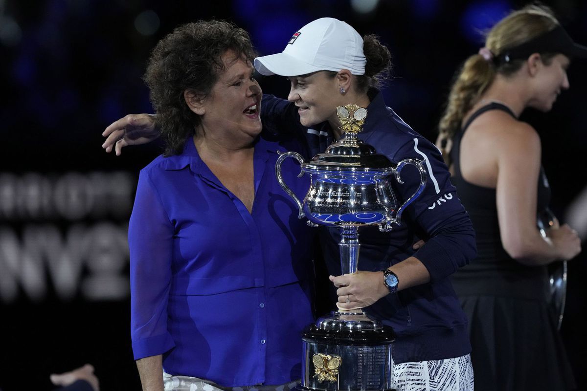 Ashleigh Bartyová si prevzala cennú trofej v...