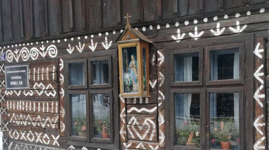 Čičmany sa preslávili maľovanou ornamentikou na...
