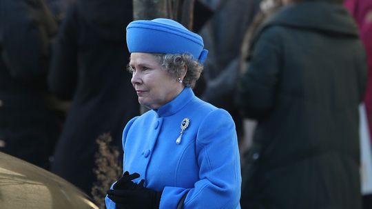 Herečka Imelda Staunton ako kráľovná Alžbeta II...