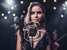 Nela Pocisková má nový duet. Viete s kým spieva o láske, ktorú rozdeľuje vek?