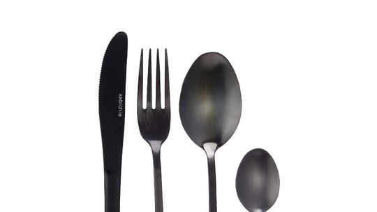 Príbor v čiernej farbe, HomeSense via PR Shots.