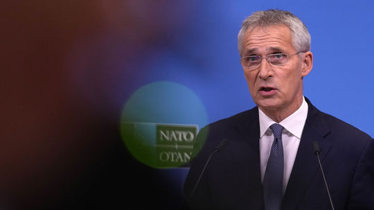 NATO potvrdilo, že Putin útočí zakázanou muníciou: Je to brutalita