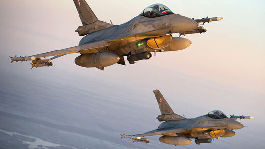 Prelety amerických stíhačiek F-16 nad slovenským nebom. Jedna pristávala, druhá ju prekvapila zozadu