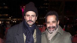 Herci Luke Kirby (vľavo) a Tony Shalhoub na...