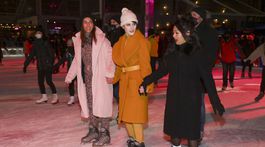 Herečka Rachel Brosnahan (v strede) v...