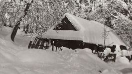 Zima v osade Podhuboc  Papradno. Dom Ernesta Smida. Foto L. Sistik  nedatovane.