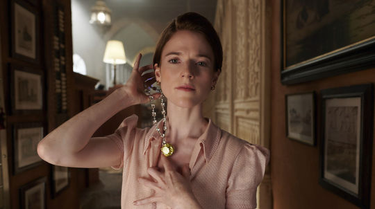 Herečka Rose Leslie na zábere z filmu Smrť na...