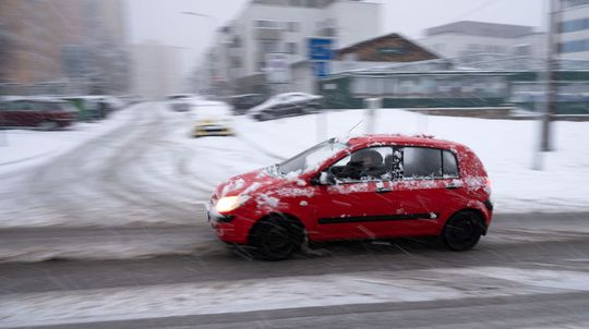 Premávku komplikuje sneh, vietor i poľadovica. V Tatrách hrozí orkán