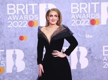 Speváčka Adele dorazila na Brit Awards 2022 v kreácii Armani Privé. 
