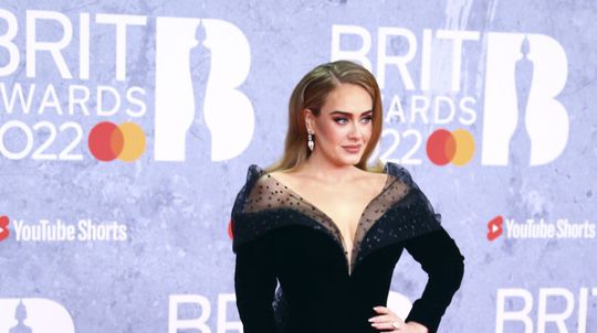 Speváčka Adele dorazila na Brit Awards 2022 v...