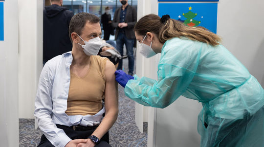 Slovensko má zazmluvnené ešte milióny vakcín, neminuté daruje