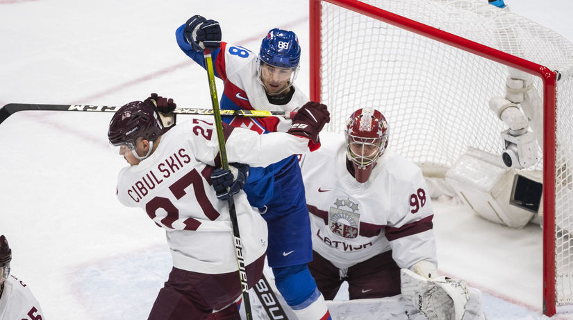 Kristián Pospíšil bojuje pred lotyšskou bránkou.