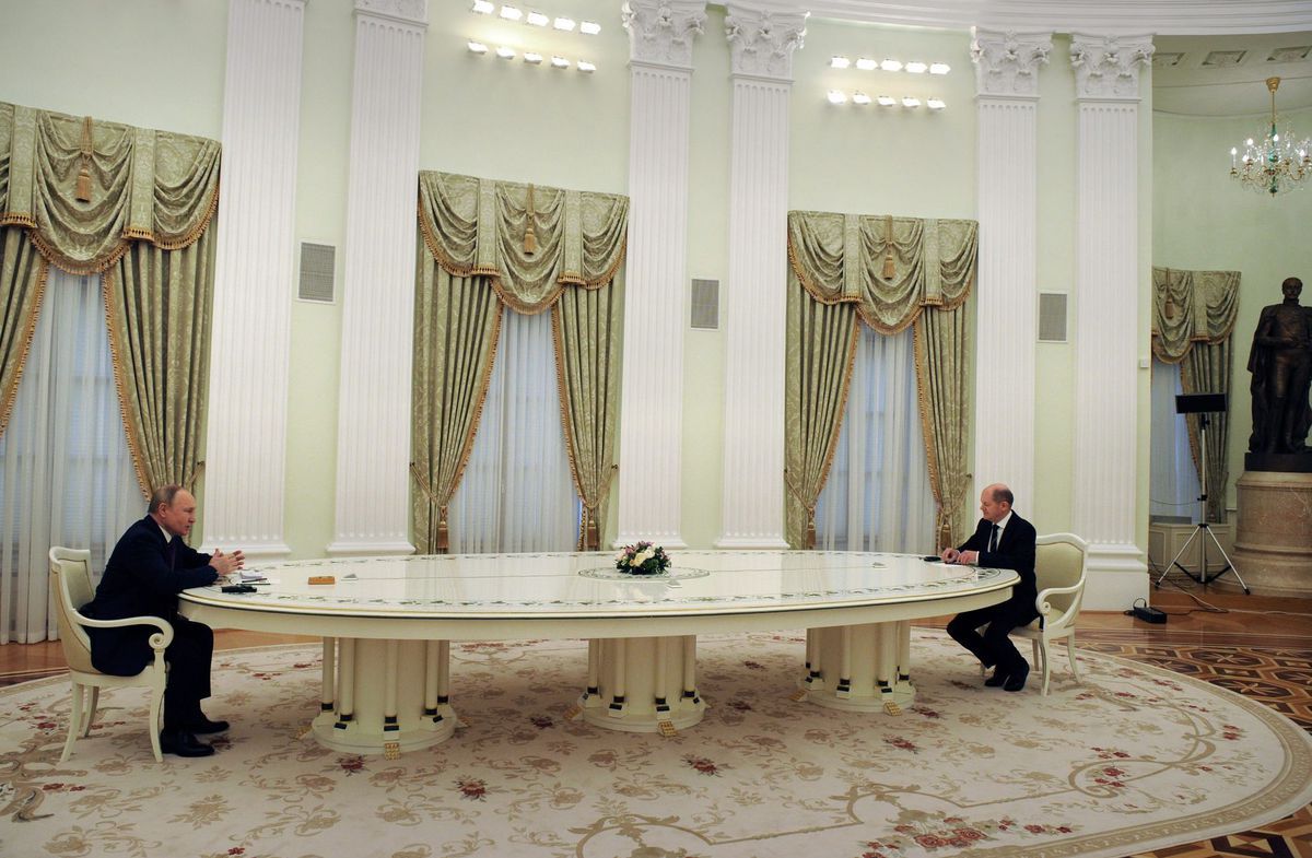 Nemecký kancelár Olaf Scholz (vpravo) a ruský...