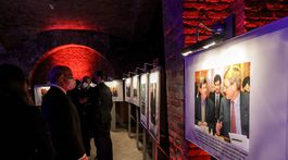 Prítomní si prezerajú fotografie počas...