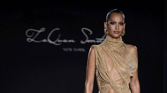 Modelka na prehliadke LaQuan Smith, kolekcie...