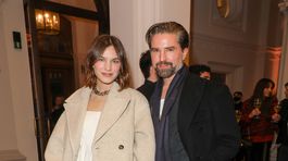 Moderátorka Alexa Chung v kabáte Mango, ktorý...