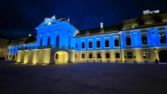 Prezidentský palác na znak solidarity s Ukrajinou svietil na žlto-modro