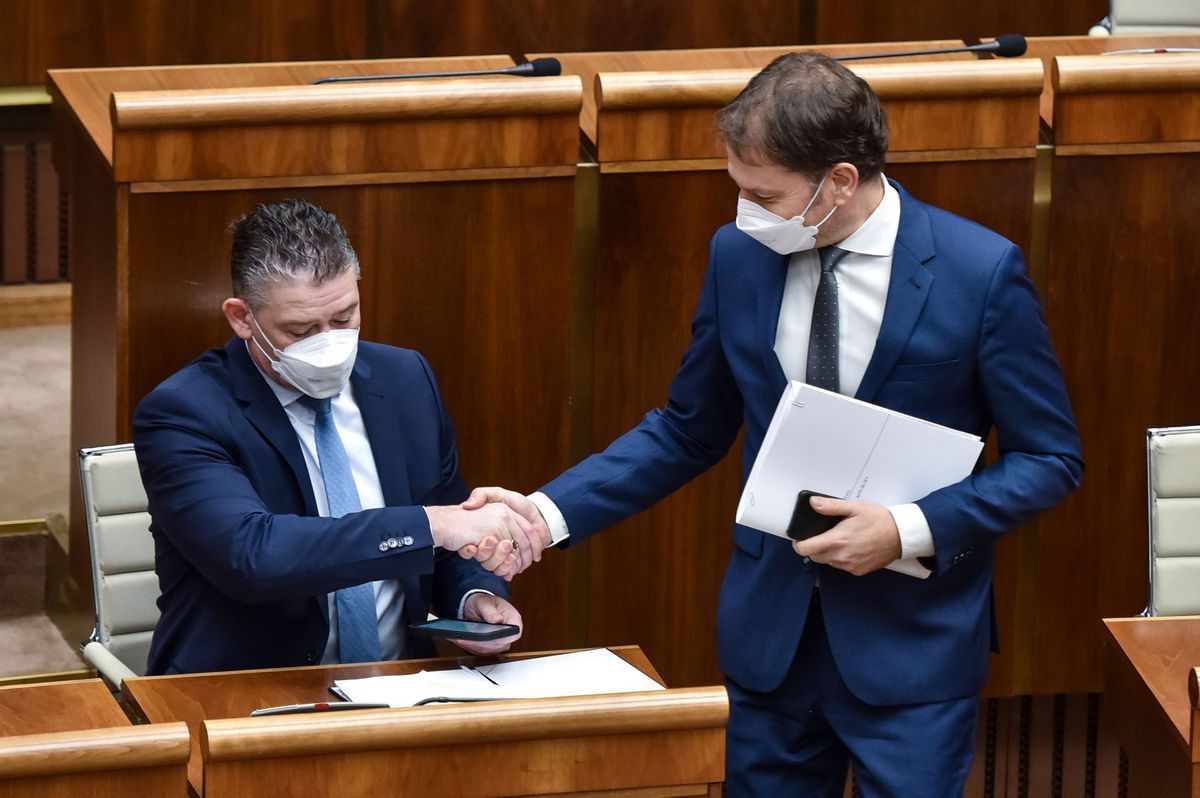 Zľava minister vnútra Roman Mikulec a minister...