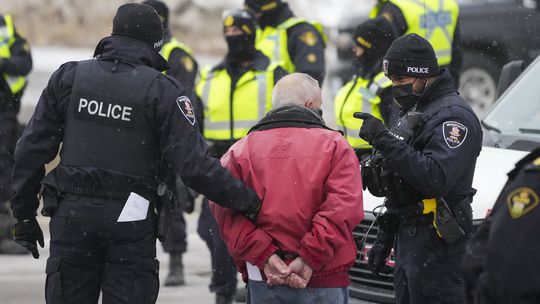 Polícia uvoľnila ulice pred kanadským parlamentom, ktoré blokovali kamionisti